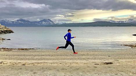 Näin Tarja Virolaisen juoksu rullasi Jäämeren rannalla Tromssassa.