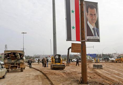 Työntekijät urakoivat M5-tietä kuntoon toissa viikolla Aleppon maakunnassa.