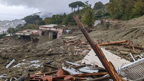 Maanvyöry aiheutti tuhoja Ischian saarella, joka on suosittu lomakohde Napolin lähistöllä.
