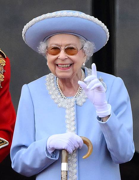 Rakastettu kuningatar nähtiin hyväntuulisena Buckinghamin palatsin parvekkeella torstain paraatissa.
