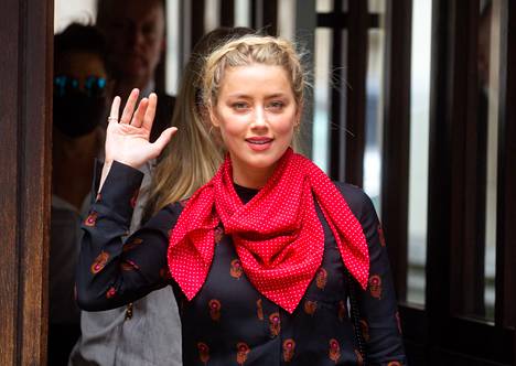 Amber Heard vaatii Johnny Deppiltä 100 miljoonan korvauksia vastakanteessaan.