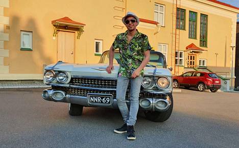 Dimitri Kirjanen pyörittelee tottuneesti Cadillac Sedan DeVillen rattia.