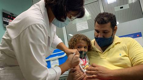 Kuubassa aloitti 2–18-vuotiaiden koronarokotukset syyskuun alussa maan itse valmistamilla rokotteilla. Rokotusvuorossa oli 3-vuotias Roxana Montano.