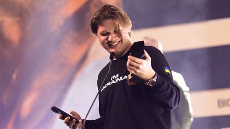 Maailman parhaaksi CS-pelaajaksi jälleen valittu Aleksandr Kostyliev ei peitellyt hymyään lavalla.
