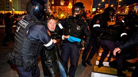 Venäjän poliisi pidätti osittaista liikekannallepanoa vastustaneita mielenosoittajia Pietarissa keskiviikkona.