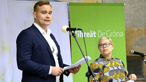 Vihreän eduskuntaryhmän puheenjohtaja Atte Harjanne ja varapuheenjohtaja Saara Hyrkkö esittelivät puolueen avauksia vihreän eduskuntaryhmän kesäkokouksessa Turussa.