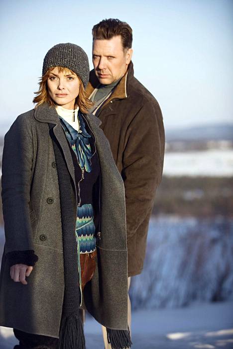 Izabella Scorupco ja Mikael Persbrandt jännityselokuvassa Aurinkomyrsky vuonna 2007.