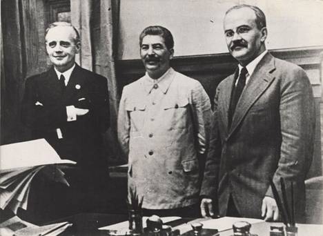 Saksan ulkoministeri Joachim von Ribbentrop (vas) ja hänen neuvostoliittolainen kollegansa Vjatsheslav Molotov (oik) allekirjoittivat elokuussa 1939 hyökkäämättömyyssopimuksen, jonka salainen lisäpöytäkirja jakoi itäisen Euroopan etupiireihin. Josif Stalin hymyili miesten keskellä.