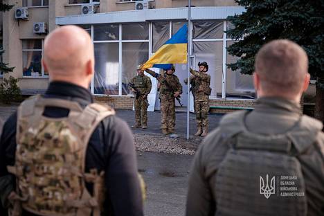 Tämä näky oli monelle liikaa. Ukrainan lippu nousi taas salkoon Lymanin kaupungissa lokakuun alussa.