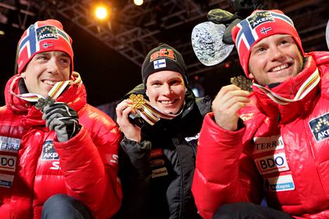 Matti Heikkisen uran huipennus oli 15 kilometrin (p) MM-kulta Oslossa 2011. Muut mitalit jäivät Norjaan Eldar Rönningille (vas.) ja Martin Johnsrud Sundbylle. 