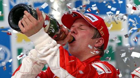 Kimi Räikkönen ja ansaittu mestaruushuikka 2007.