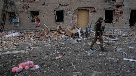 Ukrainalaissotilas tuhon keskellä Donetskin alueella maaliskuussa.