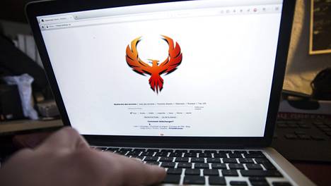 Pirate Bay juhlistaa verkkoon palaamistaan tuhkasta nousseen Feeniks-linnun kuvalla.