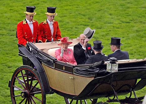 Kuningatar Elisabet ja prinssi Philip edustamassa Royal Ascotissa kesäkuussa 2011.