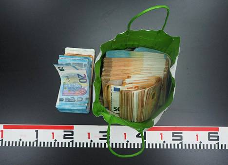 Poliisi takavarikoi erään epäillyn hallusta yli 60000 euroa käteistä rahaa Helsinki-Vantaan lentokentällä. Esitutkinnan mukaan epäilty oli toimittamassa rahoja Espanjaan.