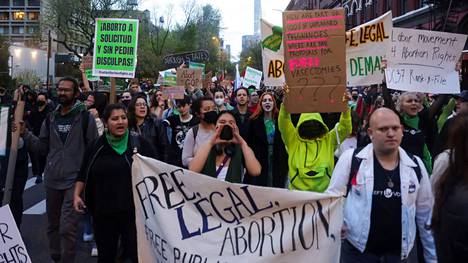 Aborttioikeuden puolesta mieltään osoittavia ihmisiä New Yorkissa 3. toukokuuta. 