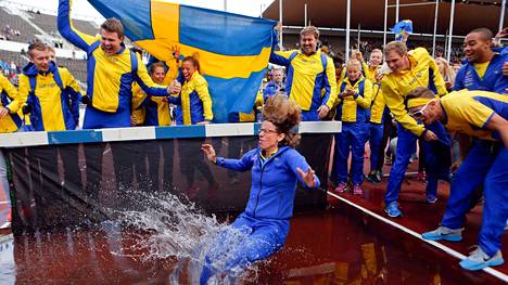 Kun Olympiastadionilla viimeksi, 2014, järjestettiin yleisurheilumaaottelu, Ruotsi juhli voittoa perinteisesti vesihaudan luona.