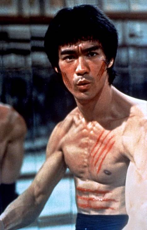 Bruce Lee elokuvassa Lohikäärmeen kidassa. Lee kuoli kuusi päivää ennen elokuvan ensi-iltaa.