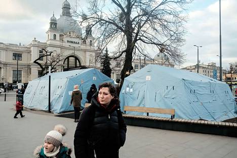 Lvivin rautatieaseman läheisyyteen on pystytetty telttoja eri puolilta maata tulevia pakolaisia varten.