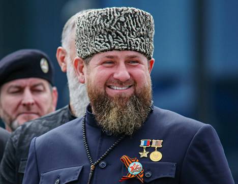 Venäjän federaation hallinnollisen alueen eli Tshetshenian tasavallan johtajana Ramzan Kadyrov on oikeutettu diplomaattipassiin.