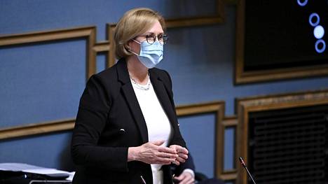 Työministeri Tuula Haatainen puolusti hallituksen työllisyyspäätöksiä kyselytunnilla.