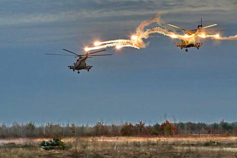 Ukraina varautuu Venäjän mahdollisiin suoriin sotilaallisiin toimiin sitä vastaan. Kuva Ukrainan asevoimien ja kansalliskaartin taistelunäytöksestä kansainvälisille puolustusasiamiehille. Näytös pidettiin Kiovan lähellä 8. marraskuuta.