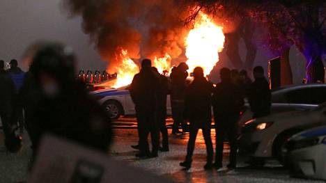 Poliisiauto joutui mielenosoittajien tuhoamisvimman kohteeksi Almatyssa.