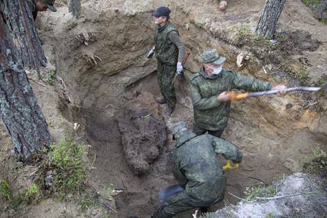 Sandarmohin kaivauksia on Venäjällä kritisoitu muun muassa siitä, että ne rikkovat hautarauhaa ja tuhoavat suojeltua kulttuuriperintökohdetta.