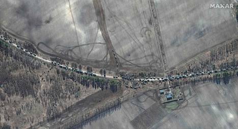 Maxar-satelliittikuva näyttää panssarihinattavien tykistöautojen ajoneuvosaattueen Antonovin lentokentän itäpuolella Kiovassa 28.2.2022.
