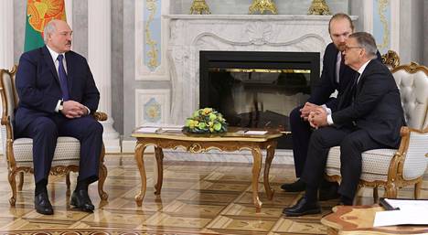 Aljaksandr Lukashenka (vas.) ja René Fasel (oik.) ovat neuvotelleet maanantain ajan Minskissä.