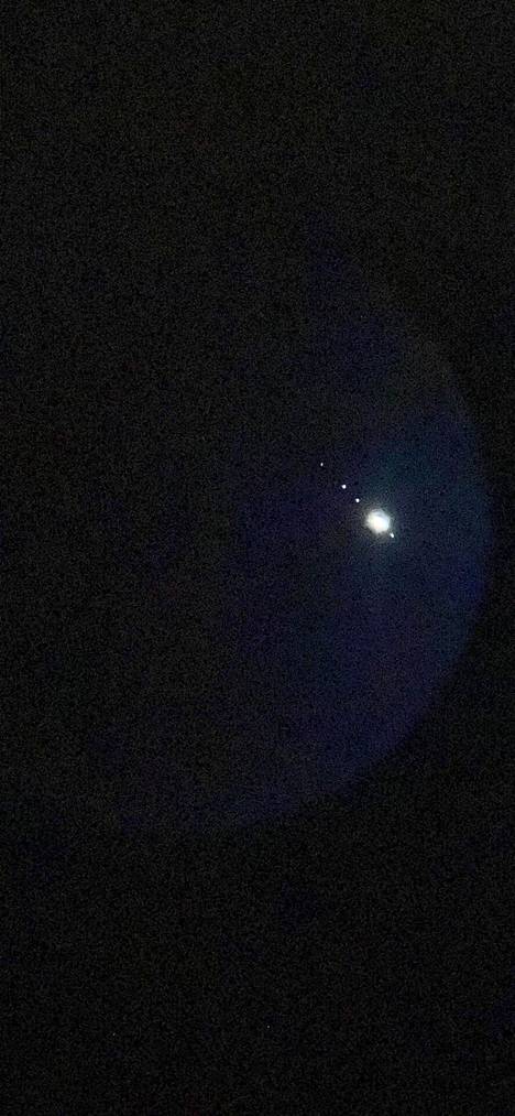 Jupiter ja kuut kaukoputken läpi kännykällä kuvattuna Jyväskylässä.