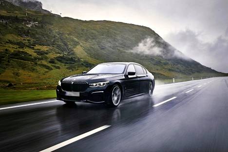 Eduskunnan puhemiehelle on hankittu kuvan kaltainen pitkäkorinen BMW 745Le xDrive. Mallin huippunopeus on 250 kilometriä tunnissa.