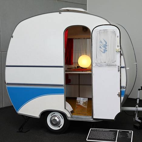 EHG-konserniin kuulumaton Knaus AG esitteli vuonna 1961 vuosi perustamisensa jälkeen ensimmäisen asuntovaununsa, munamaisen Schwalbennest-minivaunun.