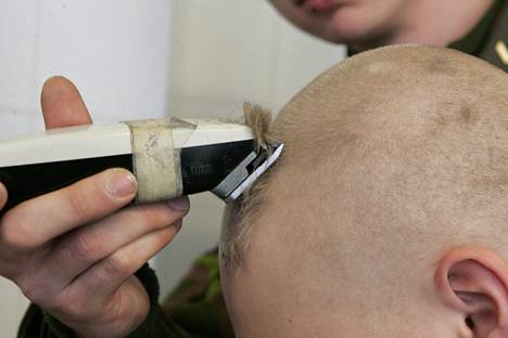 Armeijassa miesten hiukset kuuluu pitää lyhyinä ja siistiksi leikattuina.