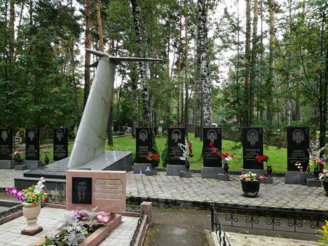 Muistomerkki Siberia Airlinesin turmassa kuolleille Novosibirskissä.