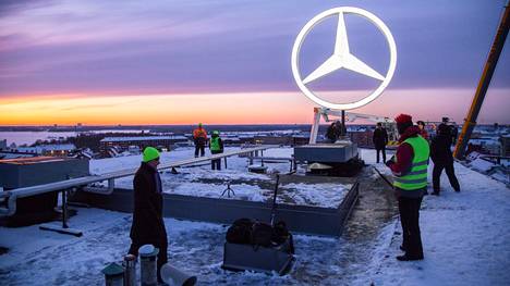 Kuvassa Mercedes-Benzin valomainos Autotalon katolla Helsingin Kampissa.