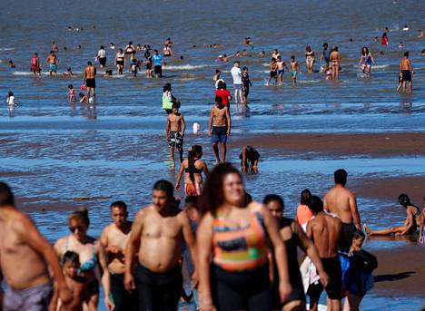 Ihmisiä rannalla Buenos Airesissa 9. tammikuuta 2022.