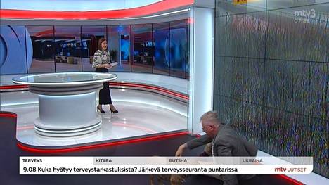 Pekka Pouta makasi tv-studion lattialla - Viihde - Ilta-Sanomat