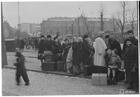 Evakuointia linja-autoilla Helsingissä 7. helmikuuta 1944.