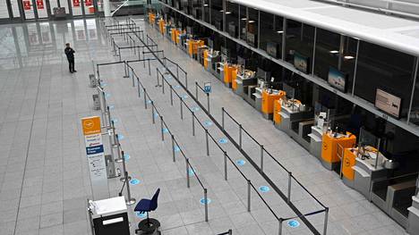 Münchenin lentokentällä matkatavaroiden käsittelijöiden ja turvatarkastuksessa työskentelevien työnseisaus tyhjensi normaalisti vilkkaan terminaalin sunnuntaina.