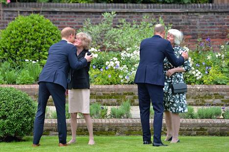 Harry ja William tervehtivät tätejään Sarahia ja Janea iloisesti palatsin puutarhassa.