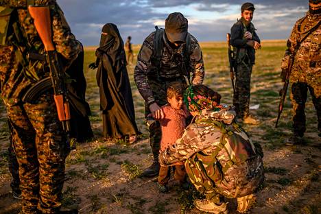 Virallisesti sotavoiton Isisistä ottivat Yhdysvaltain johtaman liittouman tukemat kurdien maajoukot, joita kutsutaan Syyriassa SDF:ksi, Syyrian demokraattisiksi joukoiksi.