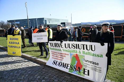 Mielenosoittajia turvealan toimijoiden mielenosoituksessa Eduskuntatalon edessä Helsingissä vappuaaton aamuna 30. huhtikuuta 2021.