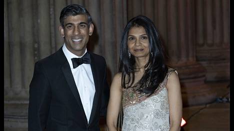 Rishi Sunak vaimonsa Akshata Murthyn kanssa Lontoossa tämän vuoden helmikuussa.