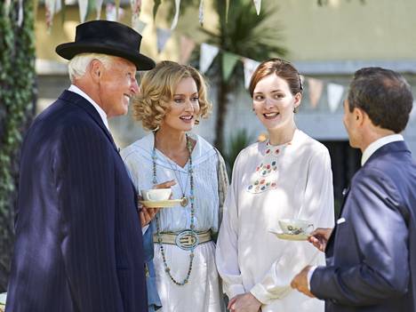 Turistimajoitusta Rivieralla pyörittävä Bella Ainsworth (Natascha McElhone) ja tytär Alice (Olivia Morris) viihdyttävät Hotelli Portofinon vieraita parhaansa mukaan.