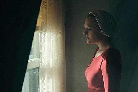 Alistettujen naisten päähenkilö June (Elisabeth Moss) kohtaa uudella kaudella komentaja Waterfordin tappamisen seuraukset.