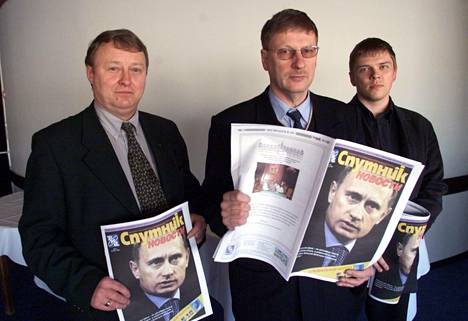 Vuonna 2000 Leonid Laakso oli lanseeraamassa Sputnik-Novosti -viikkolehteä, joka oli suunnattu Suomeen saapuville venäläisille ja Venäjästä kiinnostuneille suomalaisille. Kuvassa RIA-Novostin johtajana tuolloin toiminut Laakso, Radio Satellite Finlandin Mauri Raveala ja päätoimittaja Roman Kozyrev.