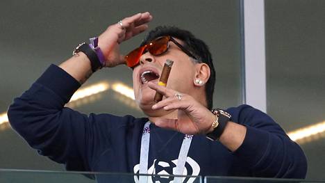 Diego Maradona poltteli sikaria ottelun aikana.