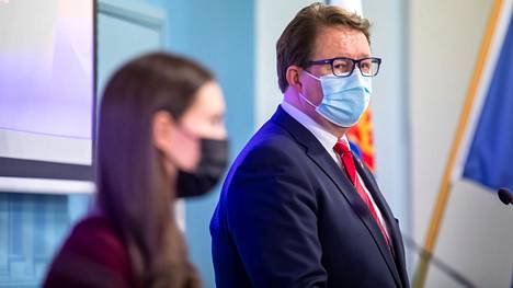 THL:n johtaja Mika Salmisen mukaan rokottamattomien riski joutua sairaalaan on Suomessa 17 kertaa korkeampi kuin rokotetuilla. 