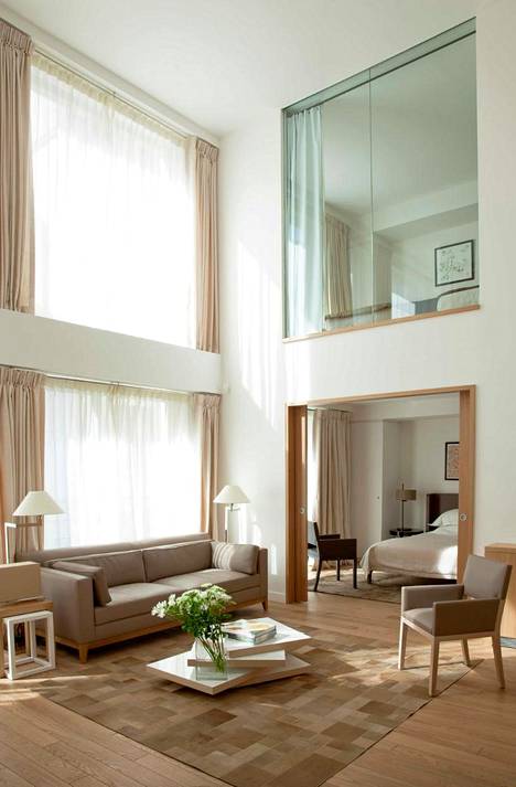 Modernissa asunnossa on korkeat huoneet ja suuret ikkunat. Neliöitä luksushuoneistossa on noin 350.